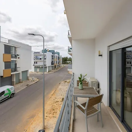 Art-inspired Modern דירה